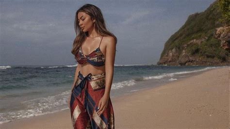 Ariel Tatum Pose Seksi Pakai Bikini Di Tepi Pantai Bali Bawaannya