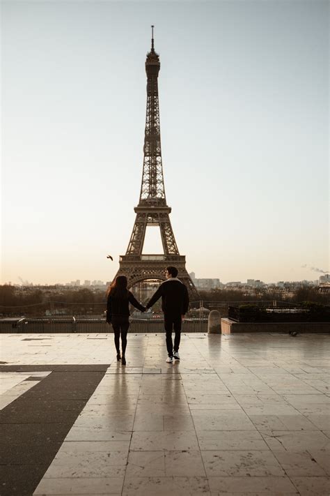 couple at sunrise by the eiffel tour in paris in 2021 paris couple paris couple pictures paris