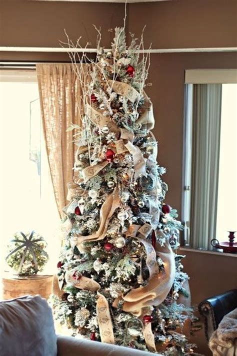 Cómo colocar la cinta en el árbol de Navidad
