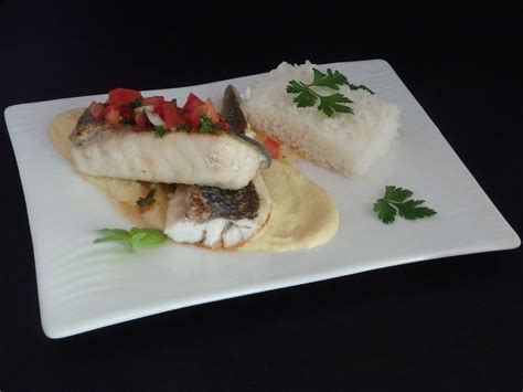Bar purée de pois chiches et sauce vierge