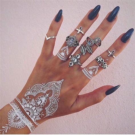 The only difference is a white tattoo ink that is used, which require more experienced tattoo artist who also familiar with tattooing dark and tan skins. Stunning White Henna-Like Tattoos Look Like Lace Draped ...
