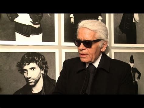 Pour coudre cette petite veste, j'ai utilisé du tissu pour sweat noir (les coupons saint pierre) et de la maille noire et bleue motif pied de poule (bennytex), restes d'un coupon utilisé pour coudre une robe. La "petite veste noire", exposition photo de Lagerfeld ...