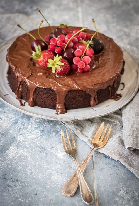 Etwas schmand, früchte oder streusel auf dem teig verteilen, und schon ist der einfache kuchen fertig. da bekommt garantiert jeder ein stück ab! saftiger Schokoladenkuchen einfach lecker | Schokoladen ...
