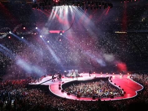 Rolling Stones New Stage Offers A Mix Of Cozy Crazy