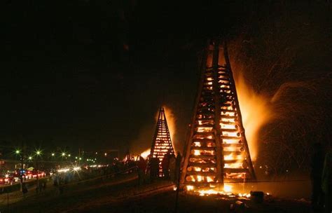 A Louisiana Christmas Tradition Bonfires On The Levee Louisiana Travel