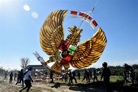 Contextual translation of putus tali into english. Tali Putus, Layangan Garuda Pancasila Gagal Terbang di ...