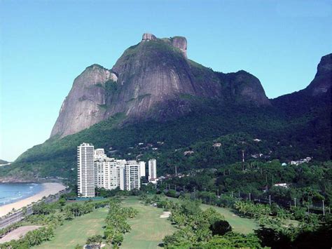 The world's largest coastal monolith, pedra da gavea stands over 800 meters above the sea level and is known for having some of the most beautiful and challenging hiking trails in the city of rio de janeiro. Pedra da Gávea - Rio de Janeiro | Lugares Fantásticos