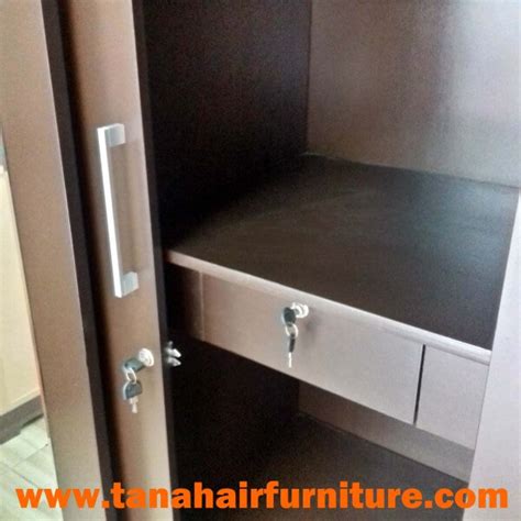 Lemari pakaian dua pintu adalah desain lemari baju yang paling banyak digunakan masyarakat umum. Lemari Pakaian Pintu Geser 2 Pintu - warna coklat - tampak ...