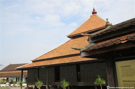 Pada awalnya, lokasi masjid ini terletak di kampung laut, yaitu disebelah hilir kota bharu. TINTA HATI 313: BUNGA TERATAI & KESULTANAN MELAYU