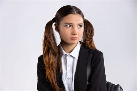 Photo Libre De Droit De Verticale Dun Étudiant Triste De Fille Dans Luniforme Isolé Sur Fond