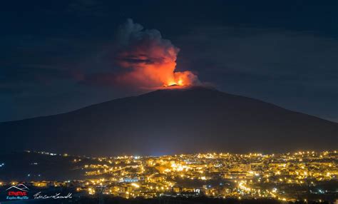 As asse es essenhout barst los etna explosie bron fontein fume italië lava lava stroom lava fountain lava fragments bijlichten. #Etna e #Bronte - 11.09.2019 | L'eruzione al cratere di ...