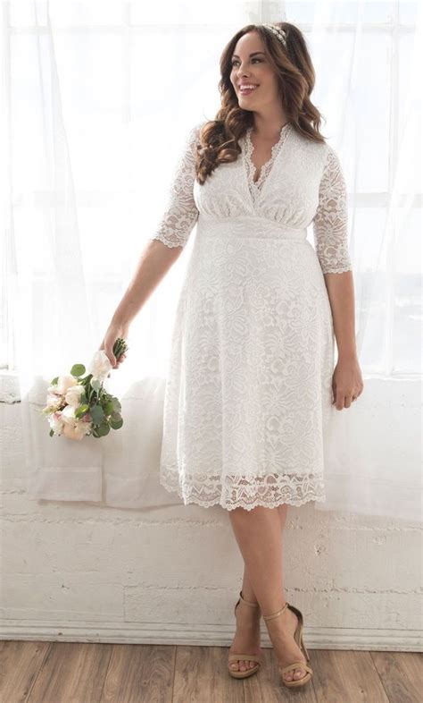 Frau in einem hochzeitskleid legt auf hochzeit strumpfband. Strumpfhose mit teelangem Kleid? - #haarschnitt kurz # ...