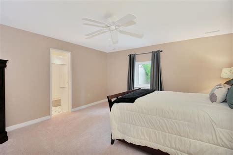 When the décor of your home is contemporary, you have to create a gold bedroom that effectively complements the same. Pin by Valentine Properties on GOLF COURSE FRONT 3 Bedroom ...