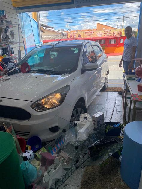 Carro desgovernado invade loja de artigos para festa em São José dos