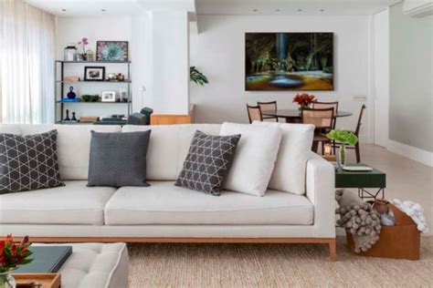 Os sofás de madeira são móveis super versáteis quando o assunto é decoração. Sofá de madeira: 60 modelos lindos, confortáveis e cheios de estilo