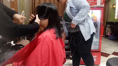 Nekat potong rambut sendiri di rumah untuk chinese new year buang sial ^^ layer cut , how i cut my own hair at home. Potong rambut wanita layer simpel - YouTube