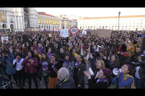 Porque feministas com seios de fora invadem uma catedral de um estado laico? Manifestação feminista em Lisboa | Esquerda