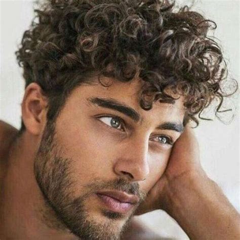 Top 8 des coupes pour les hommes aux cheveux bouclés