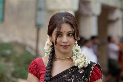 Richa Gangopadhyay Deliberately Exposes Her Breasts And