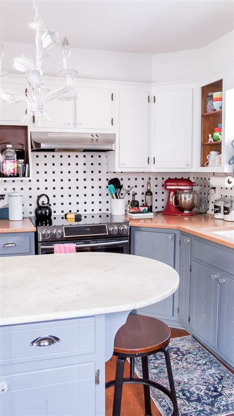Mix according to the instructions and scrub the cabinets. The Easiest Way to Paint Kitchen Cabinets - Semigloss Design