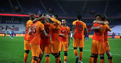 Galatasaray'ın transfer yapmasının önünde artık engel bulunmuyor. Galatasaray'dan Trabzonspor maçı sonrası galibiyet pozu ...