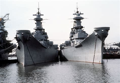 Photo Inactivated Us Navy Battleships Iowa And Wisconsin Docked At