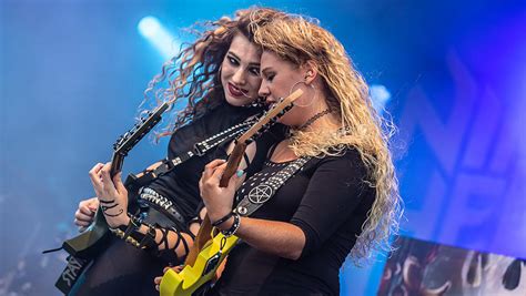 Burning Witches Gitarristin Sonia Anubis Nusselder Steigt Aus