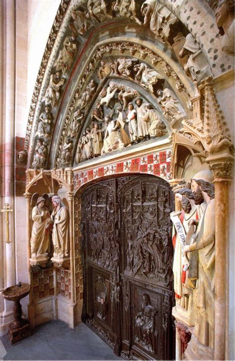 Our hotel in burgos features exterior guest rooms with special reading lamps, minibar, plasma tv our hotel is located in the heart of burgos, just a 2 minute walk from the gothic cathedral and the. Imagen del mes: Puerta del Claustro de la Catedral de Burgos