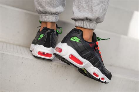 Retaining the iconic cushioning of the original, the ultra jacquard edition features jacquard detailing to the sidewalls for a unique. Nike Women's Air Max 95 SE Worldwide Pack Black/Flash ...