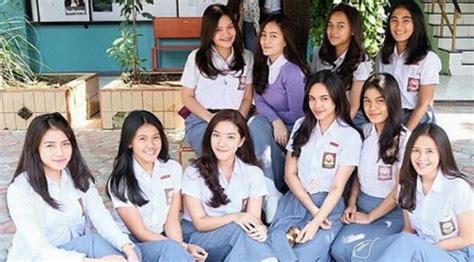 Gaya foto ibu dan anak perempuan. Ini Gaya Foto Andalan Anak-anak SMA Perempuan Kalau Lagi Kumpul - Fashion Fimela.com