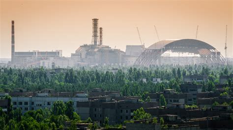 Lyudmilla ignores warnings about her. Tschernobyl