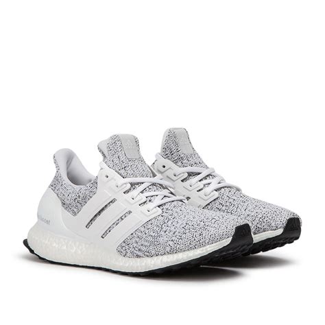 The adidas white ultraboost shoe is a real work of art that will be admired by all. Adidas Ultra Boost (White / Grey) F36155