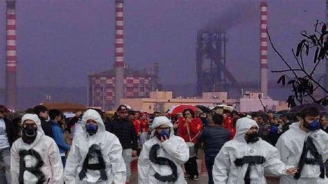Molto eloquenti sono le immagini dei fumi incandescenti che sembrano provenire dall'area grf. Taranto: 600 bambini nati con malformazioni a causa dell ...