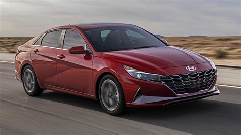 The small sedan also still scores big when it. Novo Hyundai Elantra 2021 tem estilo ousado e faz mais de ...