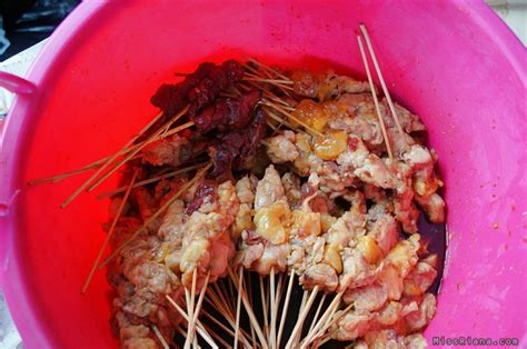 Sate kere biasanya ada 2 macam, yaitu sate. Sate Kere Bu Suwarni, Jajanan Nikmat di Pinggiran Pasar Beringharjo - Miss Riana