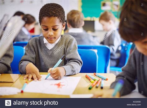 The lonely boy i met at school was, above all, romantic. Ragazzi disegno a banchi di scuola elementare classroom ...
