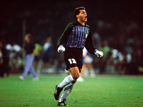 He is best known for helping his country reach the 1990 fifa world cup final with his penalty kick. Argentiniens Keeper-Legende Sergio Goycochea praktizierte ...