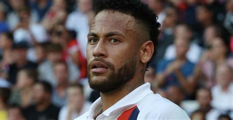 É considerado o principal futebolista brasileiro da atualidade e um dos melhores. Neymar Jr. esbanja e paga salário altíssimo para os ...