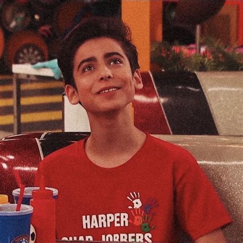 Fiona, the eldest daughter, takes the role of the parent to her five brothers and sisters. Imagine Aidan Gallagher { ︎} - Nicky Harper - Garota Nova ...