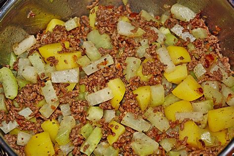 Kartoffeln, möhren, und kohlrabi in eine gefettete auflaufform geben. Kohlrabi-Hack-Champignon-Kartoffel Auflauf von dbartel ...