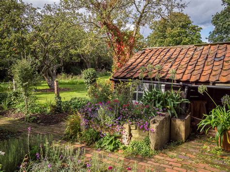 Garden House At William Morris Red House Red House William Morris Home And Garden