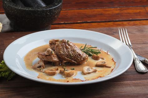 Di burro, 3 cucchiai di panna da cucina, 1 spicchio d'aglio. Medaglioni Della Carne Di Maiale Con Salsa Di Funghi ...