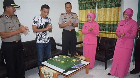 Kapolres Nagan Raya Beri Kejutan Kue Ultah "Baju Dinas ...
