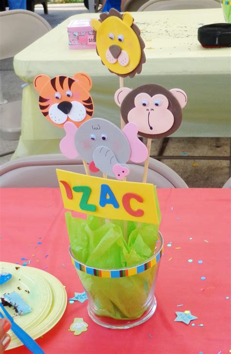 These diy decorations include tropical leaves, a handmade dinosaur garland and lots of figurines. Low Cost Baby Shower Ideas! Safari Theme, DIY | MakeupbyDulce
