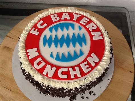 Raspberry mit zitronenmotiv kuchen football. Schwarzwalder kirsch taart met Bayern München logo ...