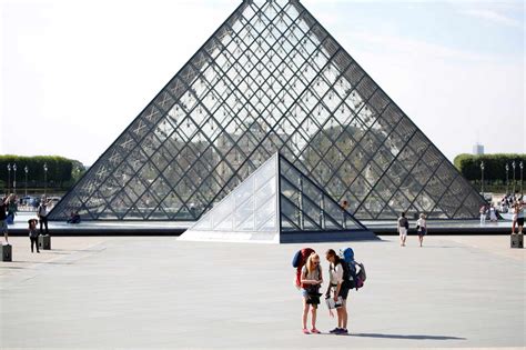 Architecture La Pyramide Du Louvre Le Projet Controversé Dieoh Ming Pei