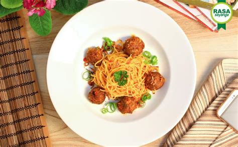 Spaghetti aglio e olio yang sering disingkat spaghetti aglio olio merupakan olahan pasta yang sangat praktis dan mudah dibuat. Spaghetti Rendang | rasasayange.co.id