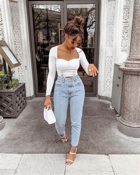 Mom Jeans Paired With A White Top And Barely There Heels Source Sarahjoholder Top Venusvirgo