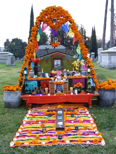 Un Altar En El Cementerio Para Un Fallesido Cemetery Decorations