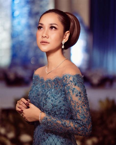 Indonesian pop singer and actress who has released albums like tentang kamu in 2008. FOTO: Cantik dan Anggunnya Bunga Citra Lestari Pakai ...